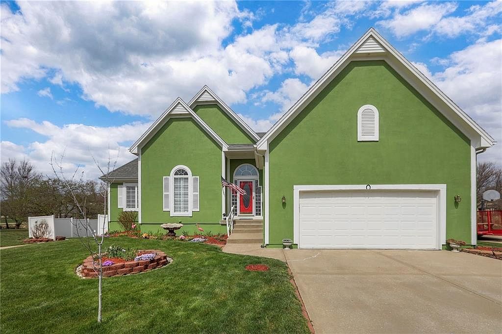 604 Oak Dr Raymore, MO 64083  | Single Family