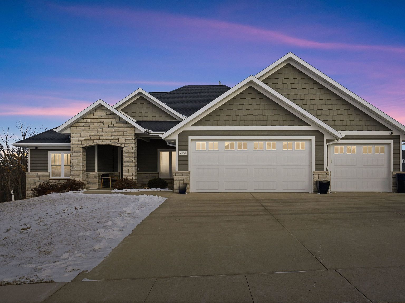 2195 Creek Wood Dr Dubuque, IA 52003 - Thumbnail 2