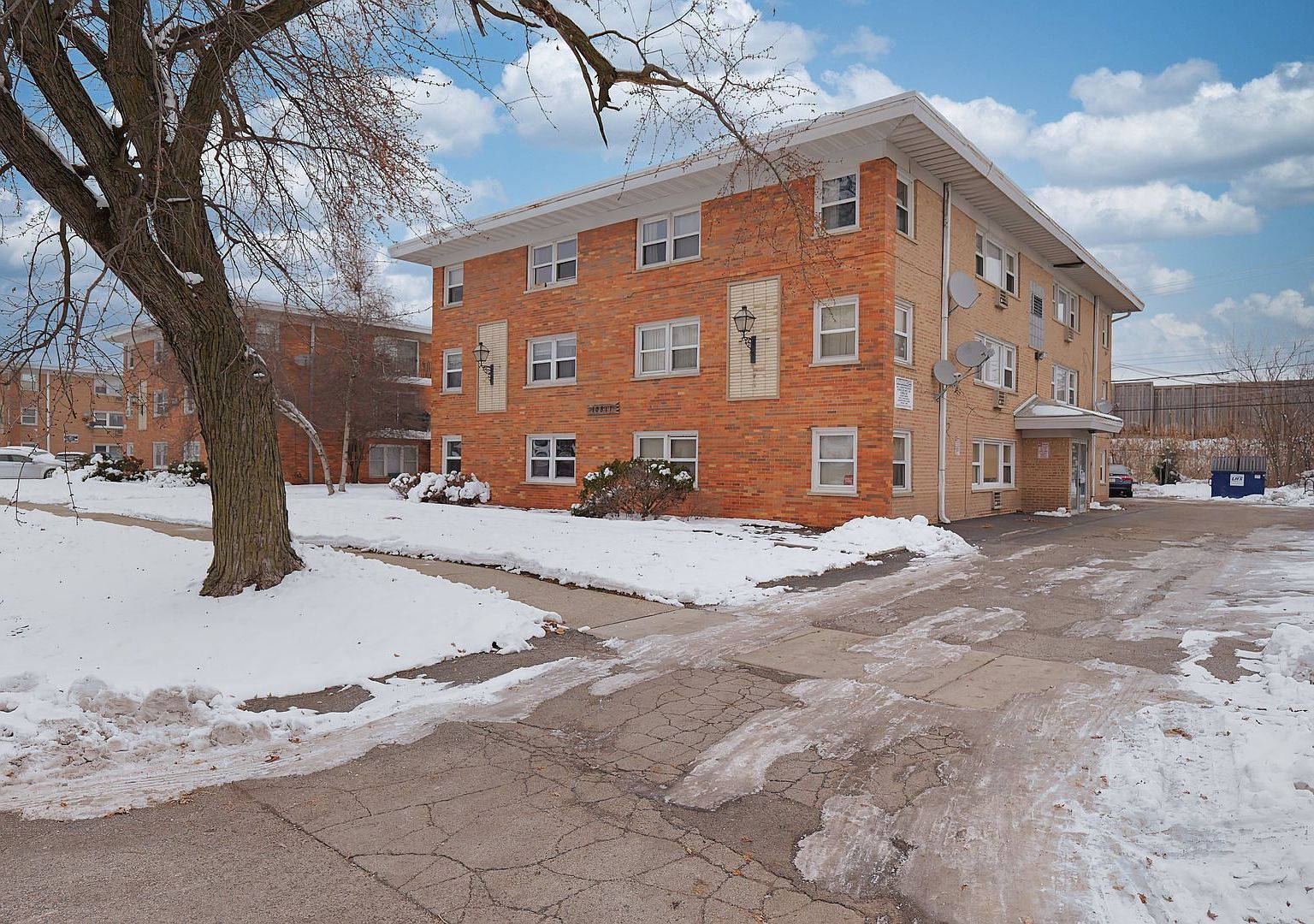 10811 S Lloyd Dr APT 3 Worth, IL 60482 - Thumbnail 2