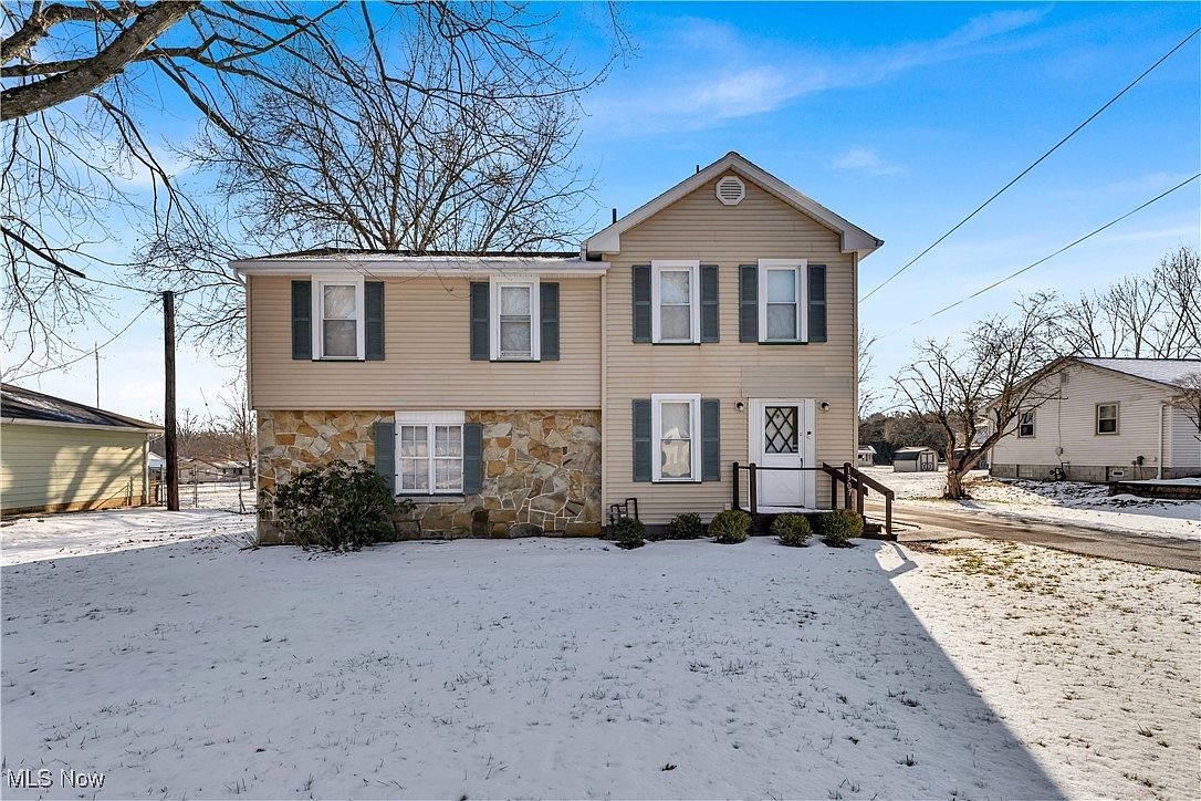 1307 Shields Rd Youngstown, OH 44511 - Thumbnail 2