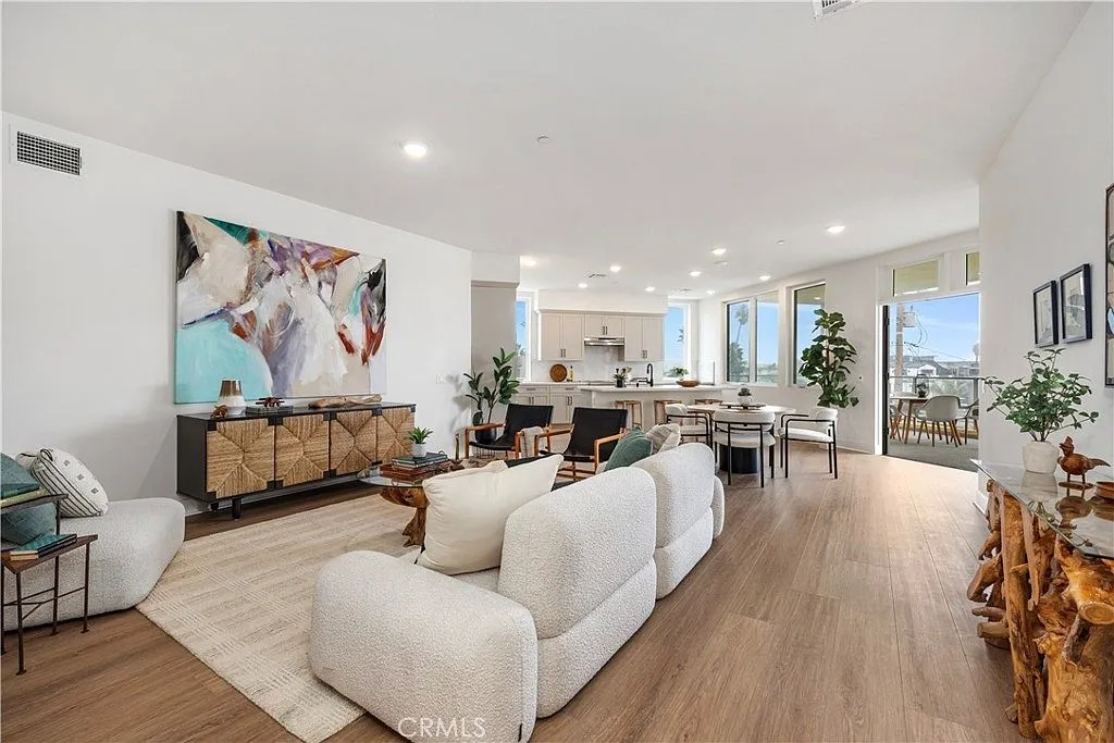 414 Main #300 Huntington Beach, CA 92648 | Condominium