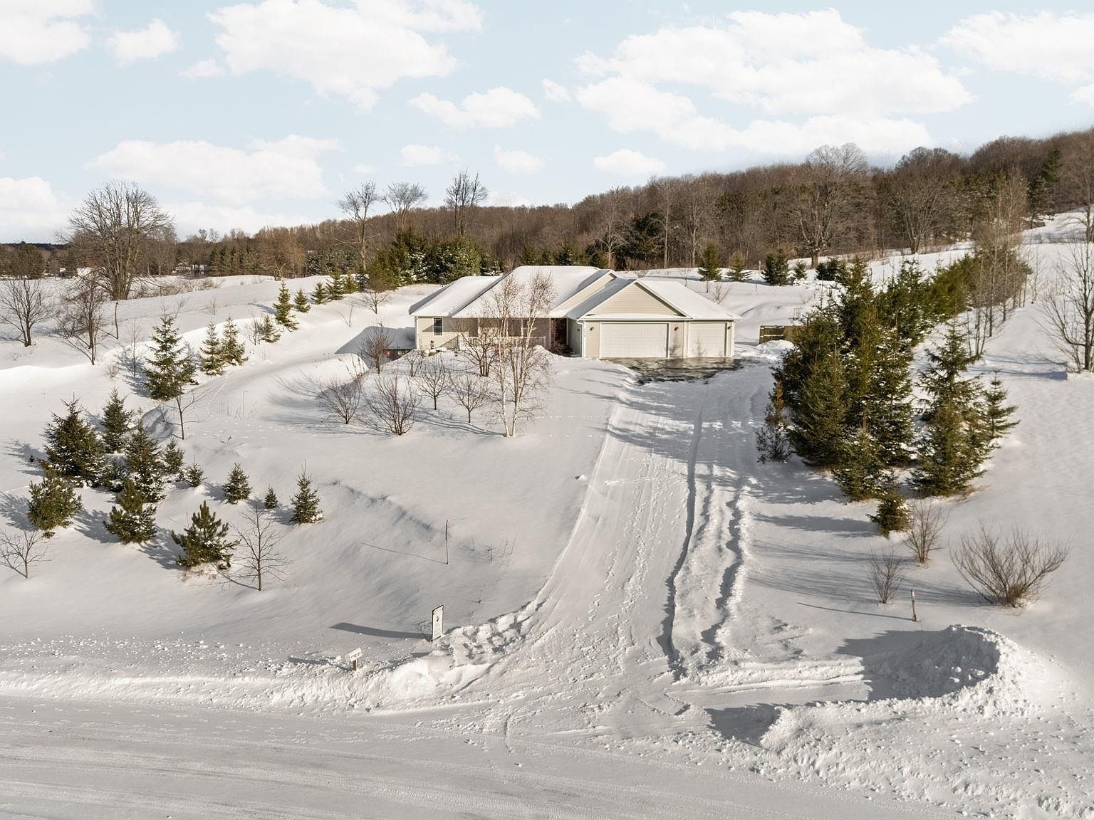 2424 Tyler Hills Dr Traverse City, MI 49685 - Thumbnail 2