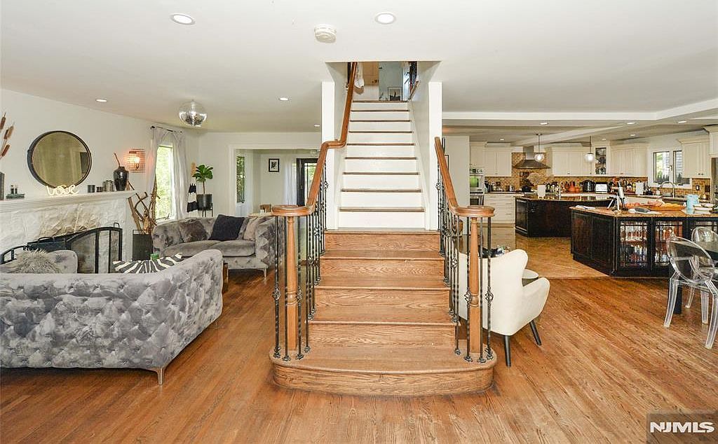 770 Hartwell St Teaneck, NJ 07666 - Thumbnail 2