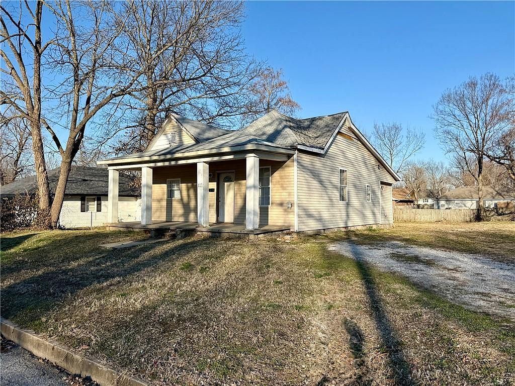 221 N Clay St Nevada, MO 64772 - Thumbnail 2