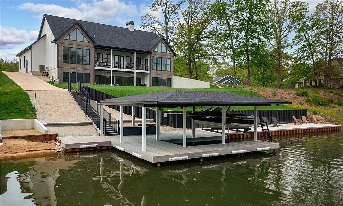 10028 E Pineridge Dr Effingham, IL 62401, 62401
