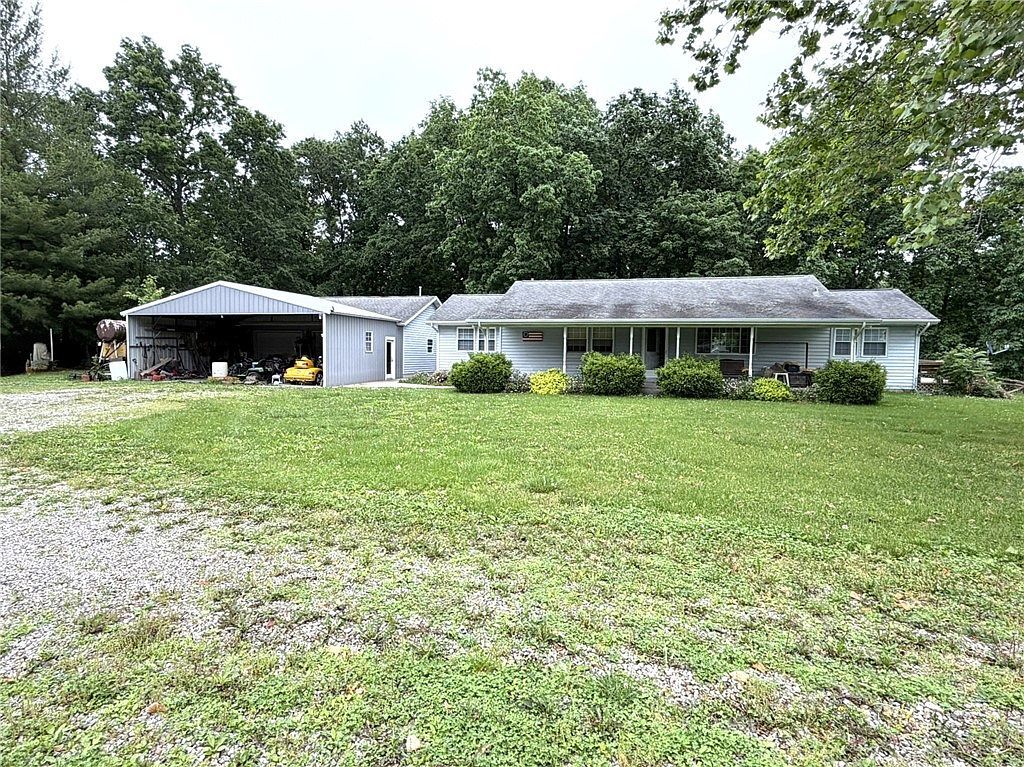 12196 N 900th St Effingham, IL 62401  | Single Family