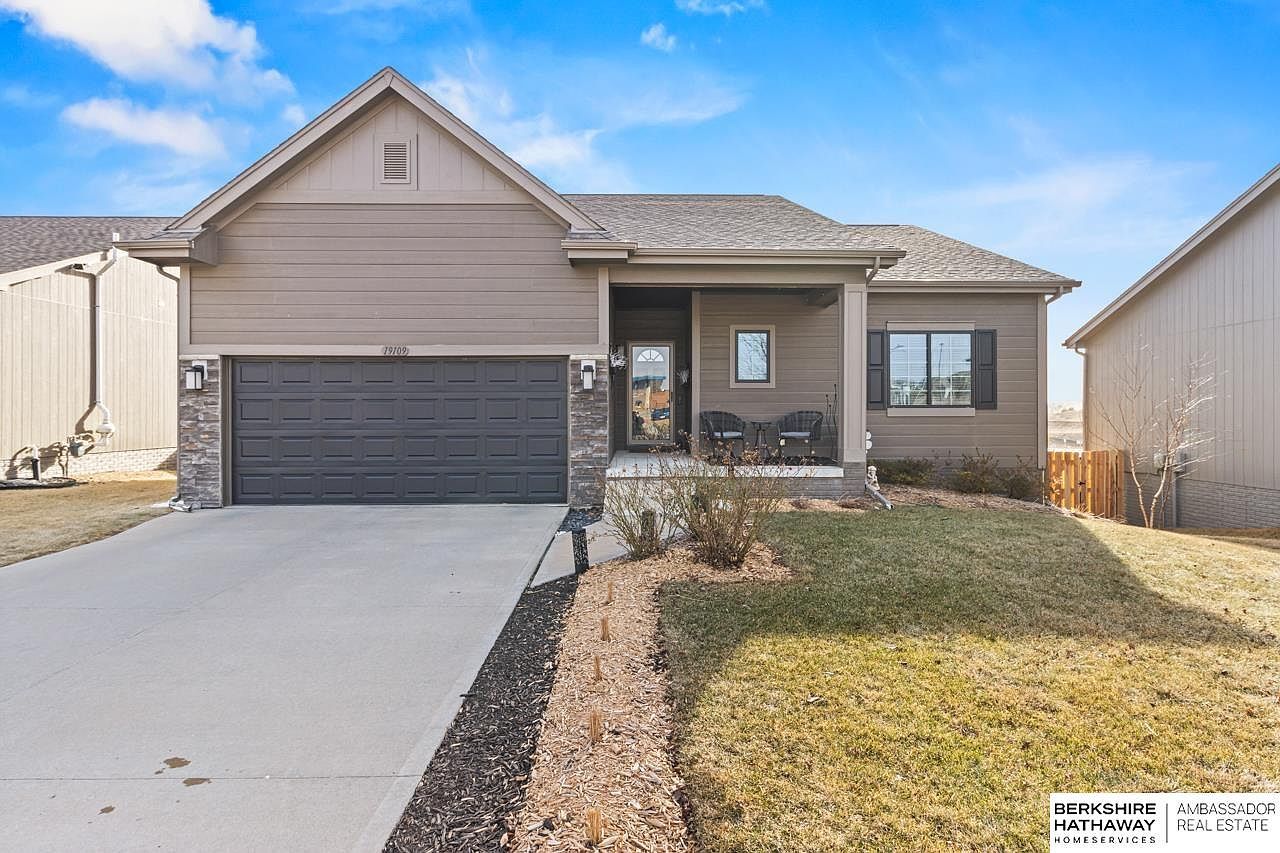 19109 Greenleaf St Omaha, NE 68136 - Thumbnail 2