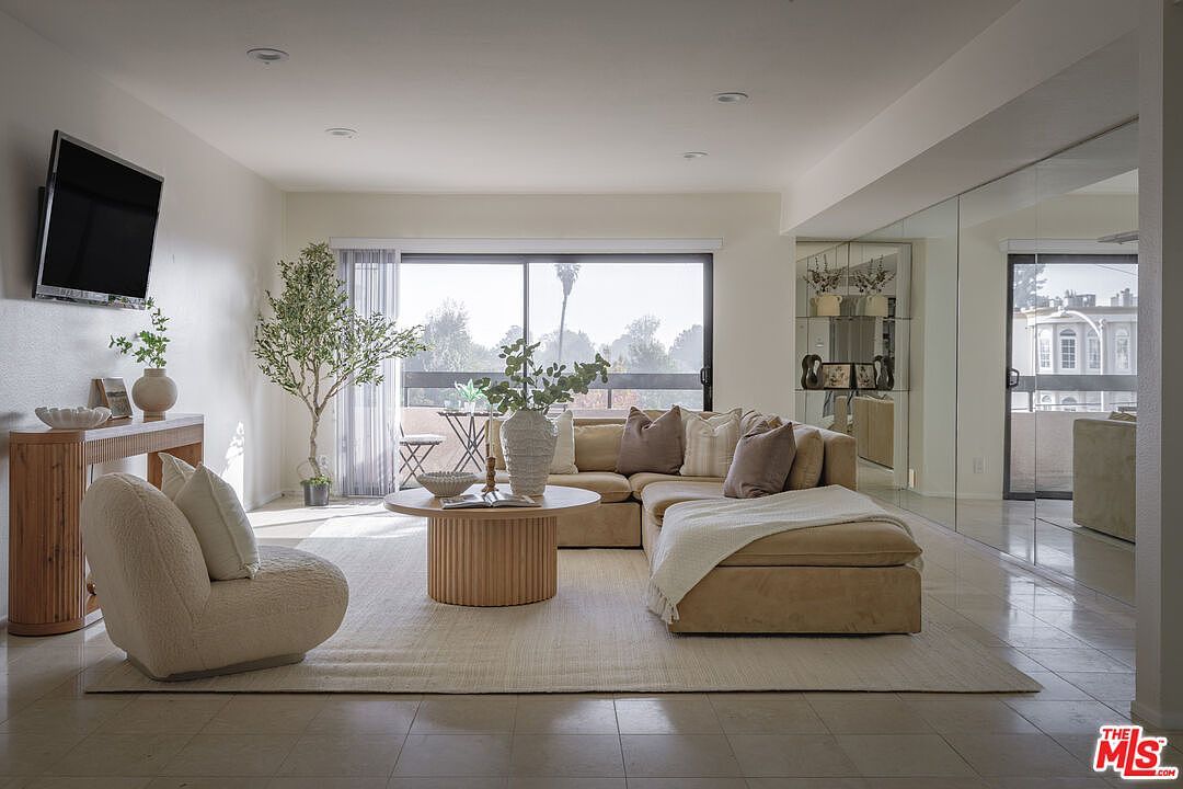 4829 Whitsett Ave APT 301 Valley Village, CA 91607 - Thumbnail 2