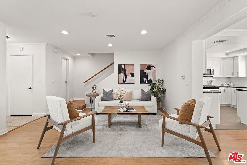 18550 Hatteras St UNIT 14 Tarzana, CA 91356 - Thumbnail 2