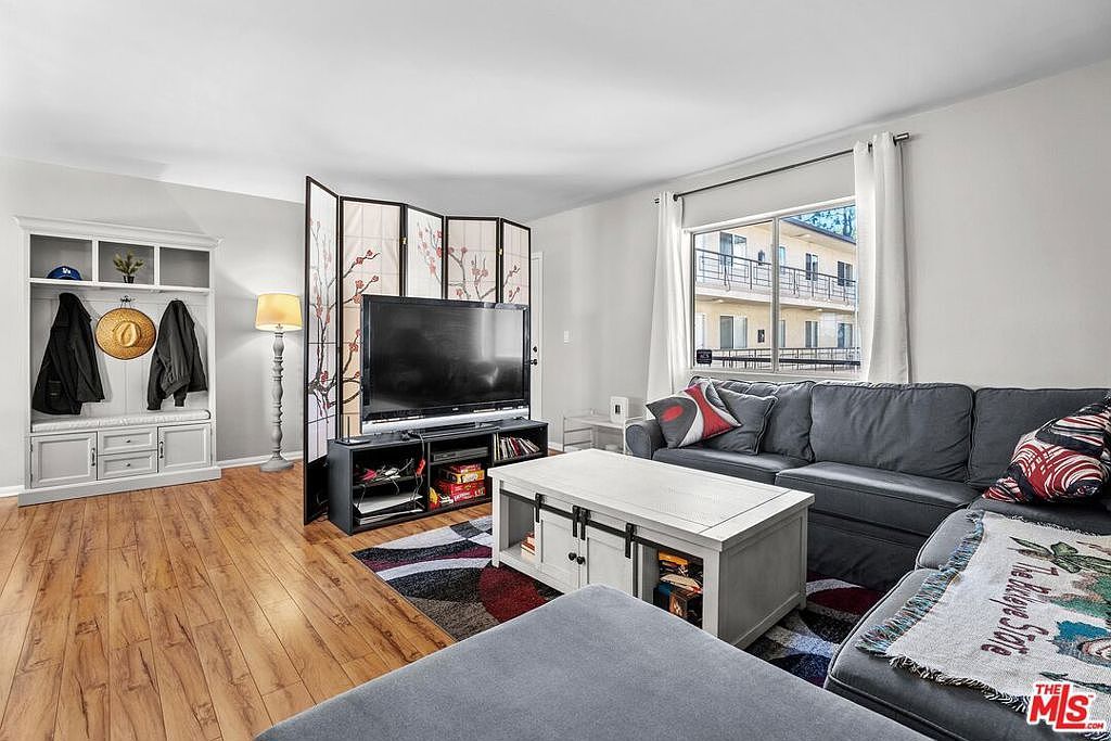 4358 Mammoth Ave APT 14 Sherman Oaks, CA 91423 - Thumbnail 2