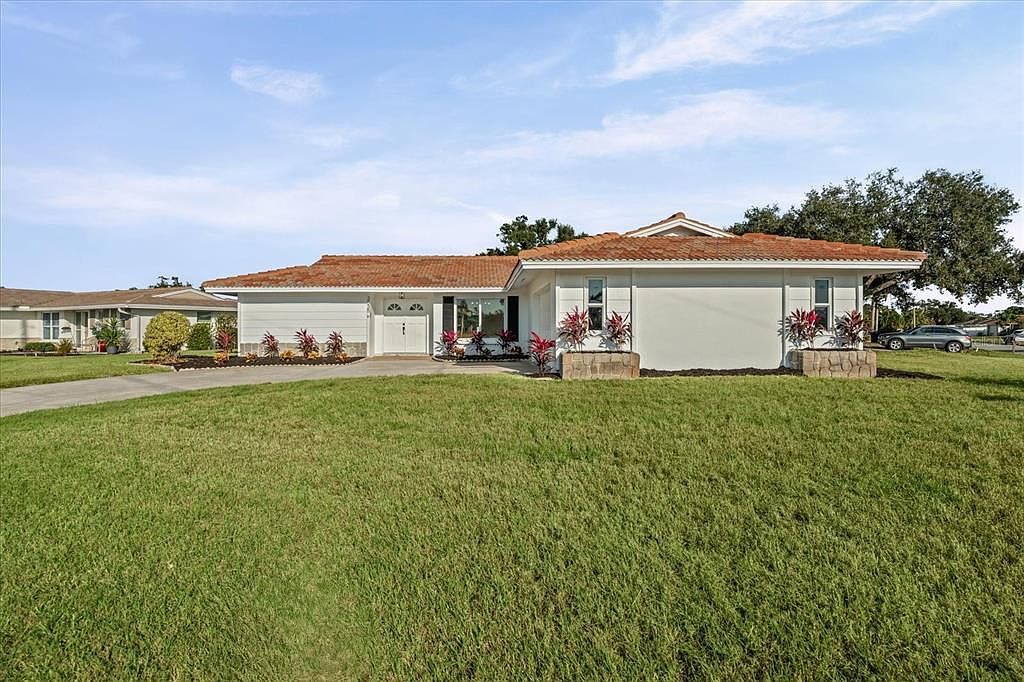 3535 Village Green Dr Sarasota, FL 34239 - Thumbnail 2