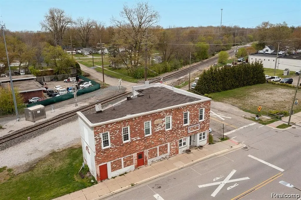910 Monroe St Carleton, MI 48117, 48117