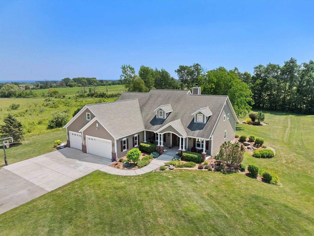 631 E Cedar Ave Cedar Grove, WI 53013 - Thumbnail 2