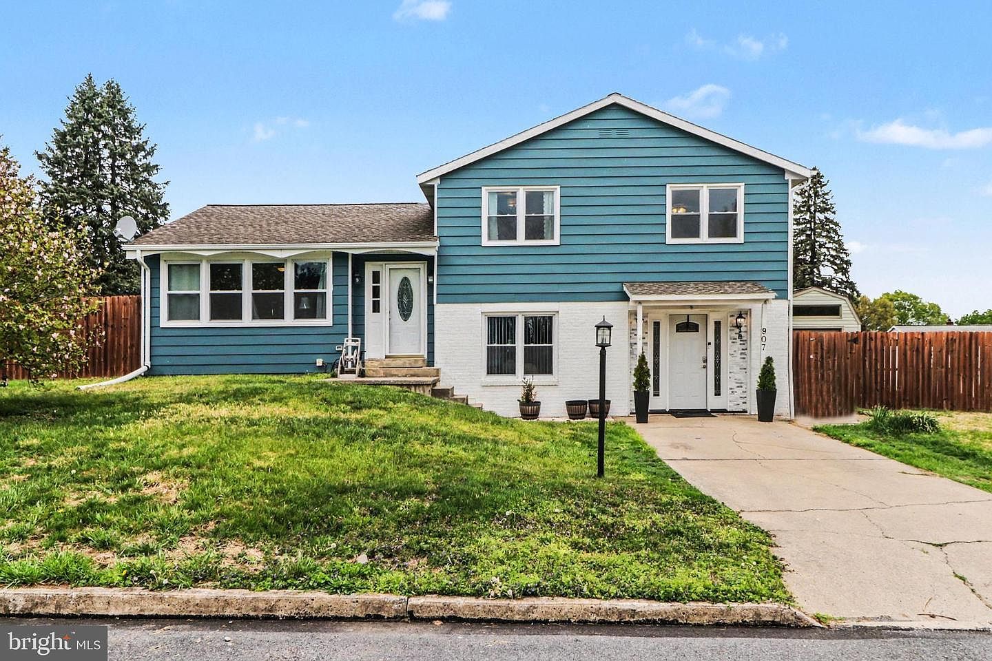 907 Oak Ln Lebanon, PA 17046  | Single Family