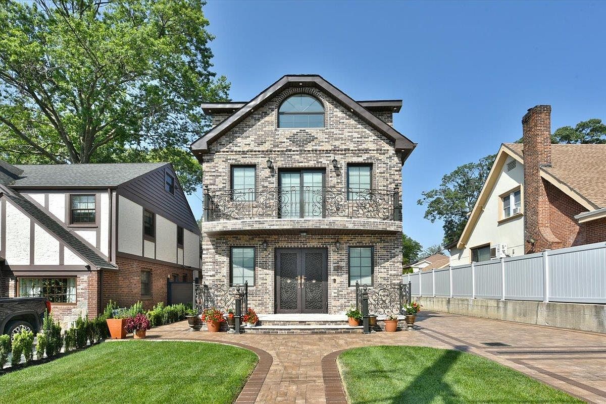 86-22 Somerset St Jamaica, NY 11432 - Thumbnail 2