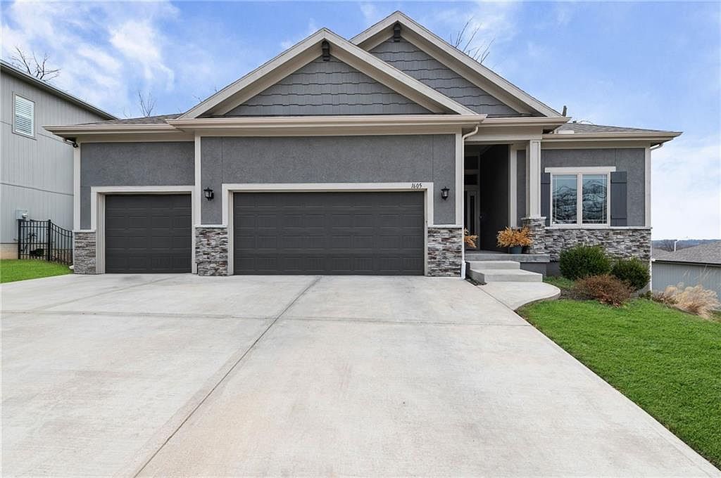 1605 NW 59th St Kansas City, MO 64118  | Single Family