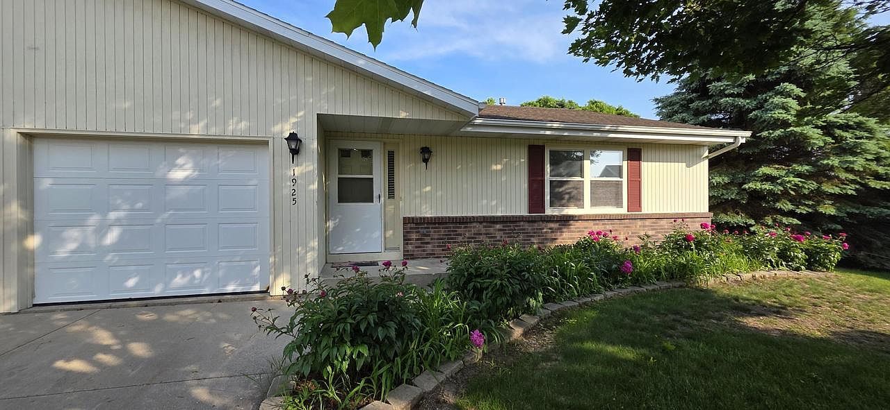 1925 Hilltop Dr West Bend, WI 53095 - Thumbnail 2