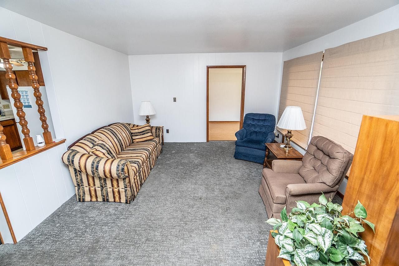 325 W Dodge St Port Washington, WI 53074 - Thumbnail 2