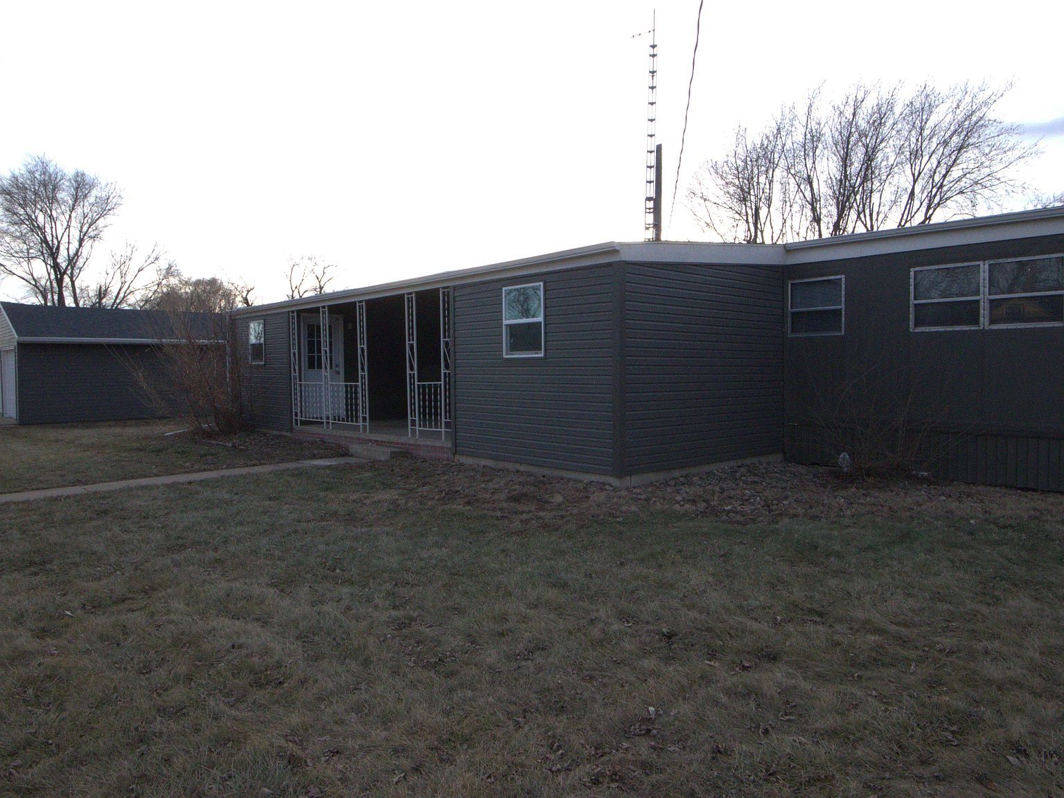 303 S Maple St Worthing, SD 57077 - Thumbnail 2