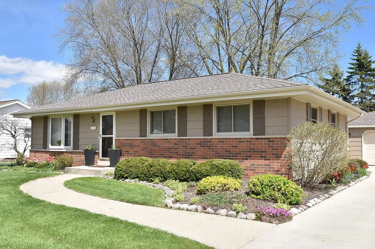 220 Judge Dr Saukville, WI 53080  | Single Family