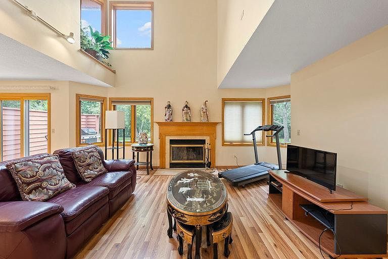 10695 53rd Ave N Plymouth, MN 55442 - Thumbnail 2