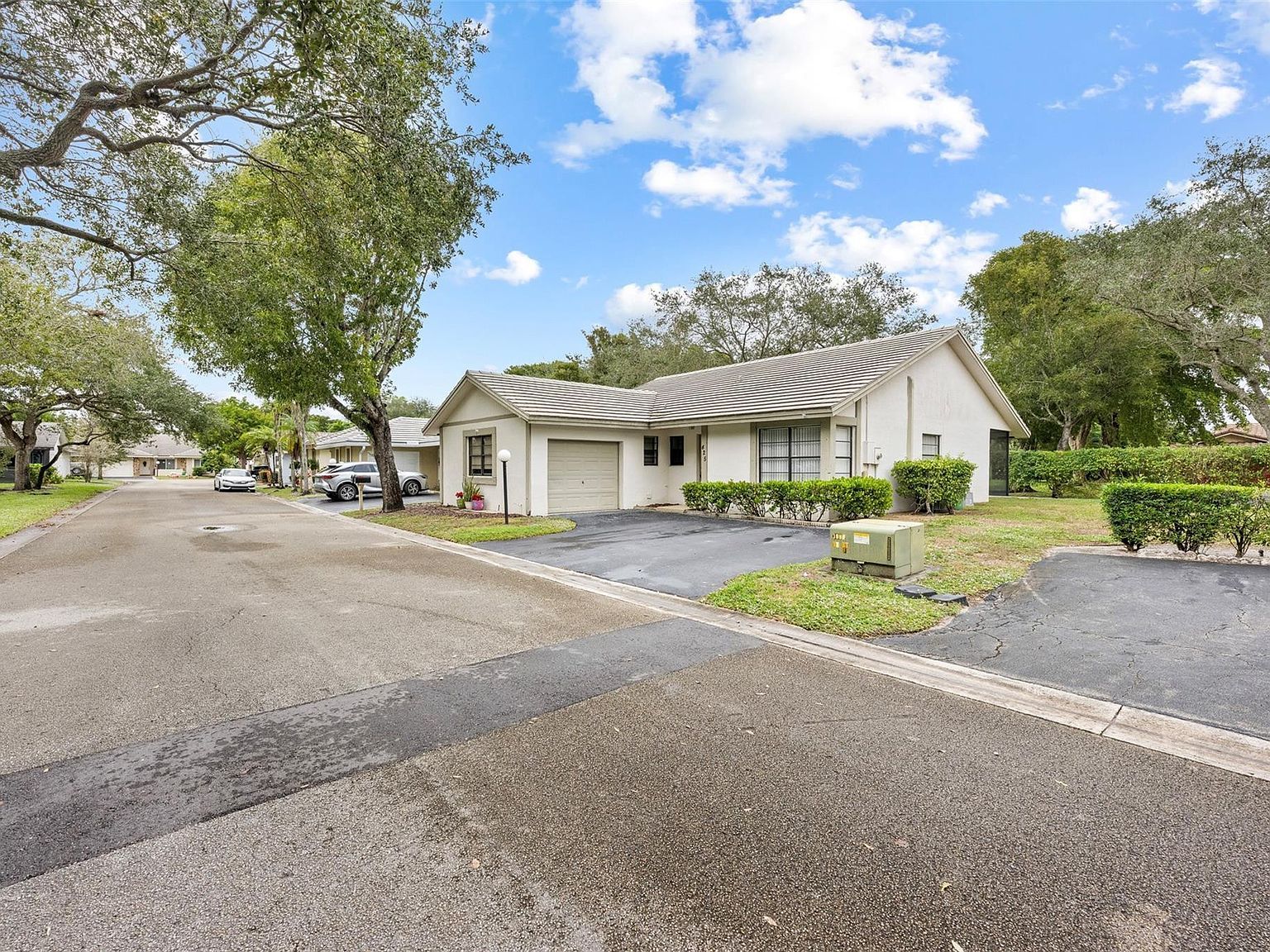 425 Shadow Wood Ln Coral Springs, FL 33071 - Thumbnail 2