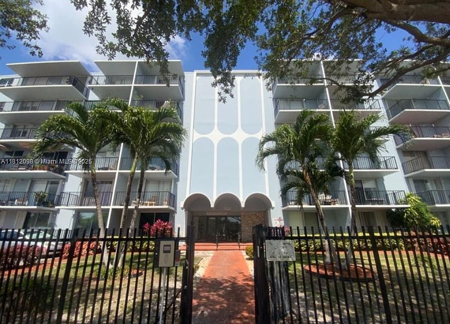 12500 NE 15th Ave APT 402 North Miami, FL 33161 - Thumbnail 2