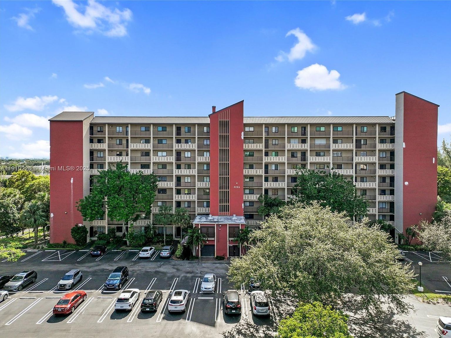 2206 S Cypress Bend Dr APT 801 Pompano Beach, FL 33069 - Thumbnail 2