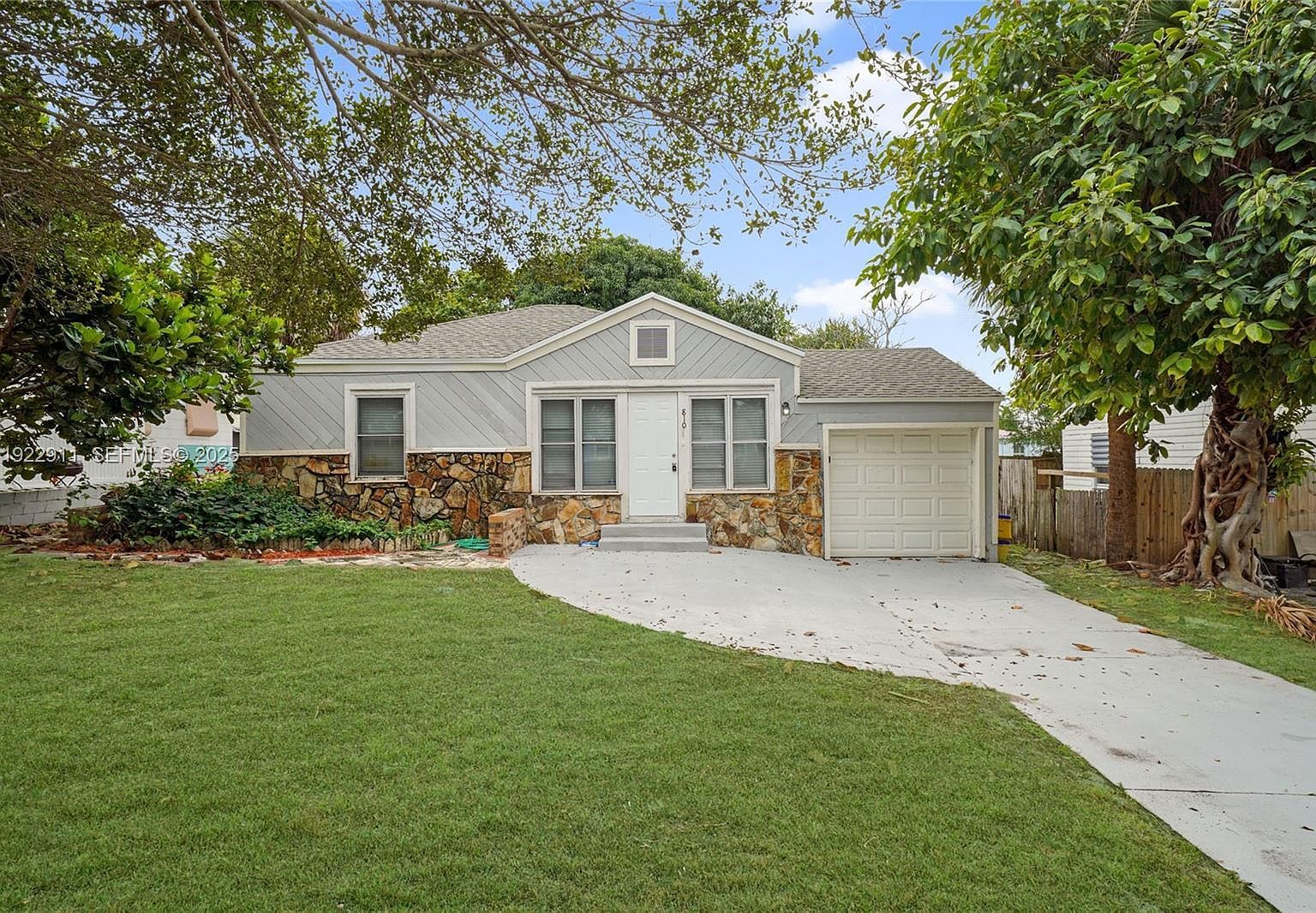 810 Ridgewood Dr West Palm Beach, FL 33405 - Thumbnail 2