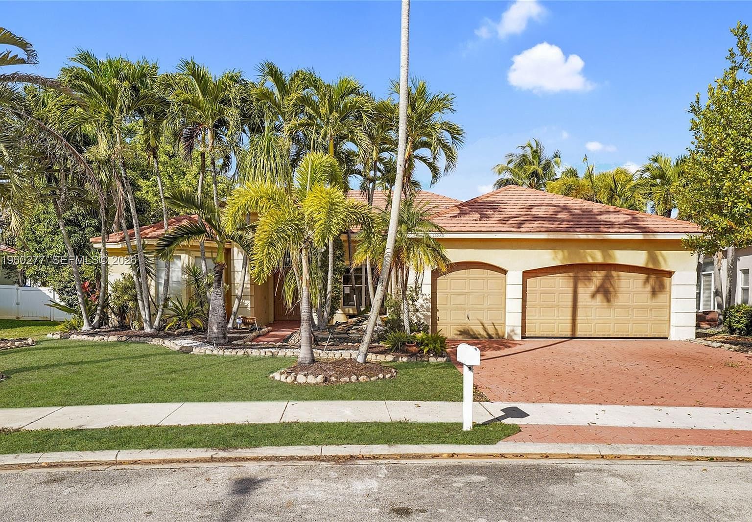 15989 SW 14th St Hollywood, FL 33027 - Thumbnail 2