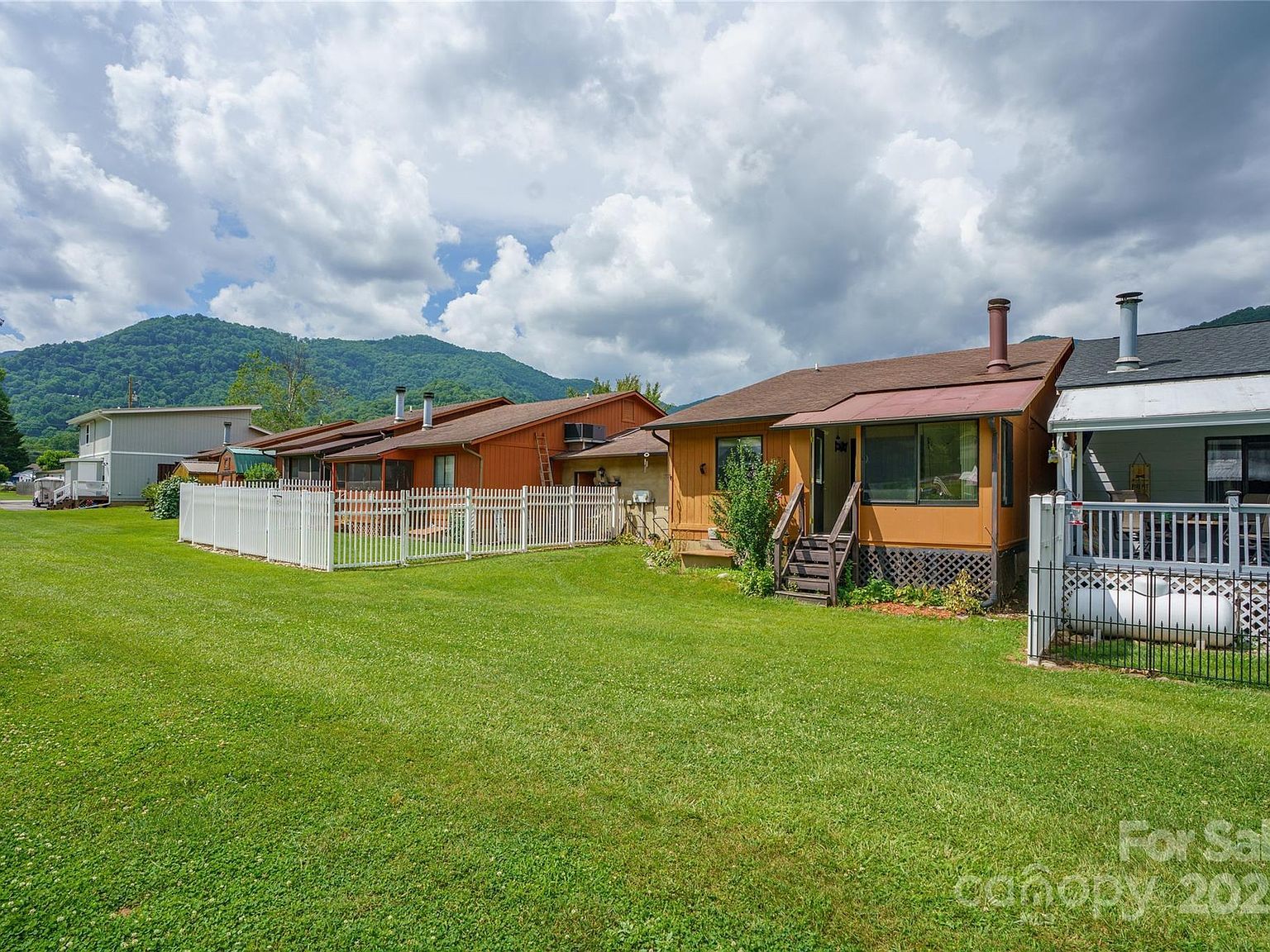 94 Market St Maggie Valley, NC 28751 - Thumbnail 2