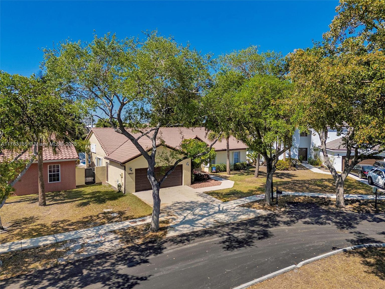 19922 NW 88th Ave Hialeah, FL 33018 - Thumbnail 2