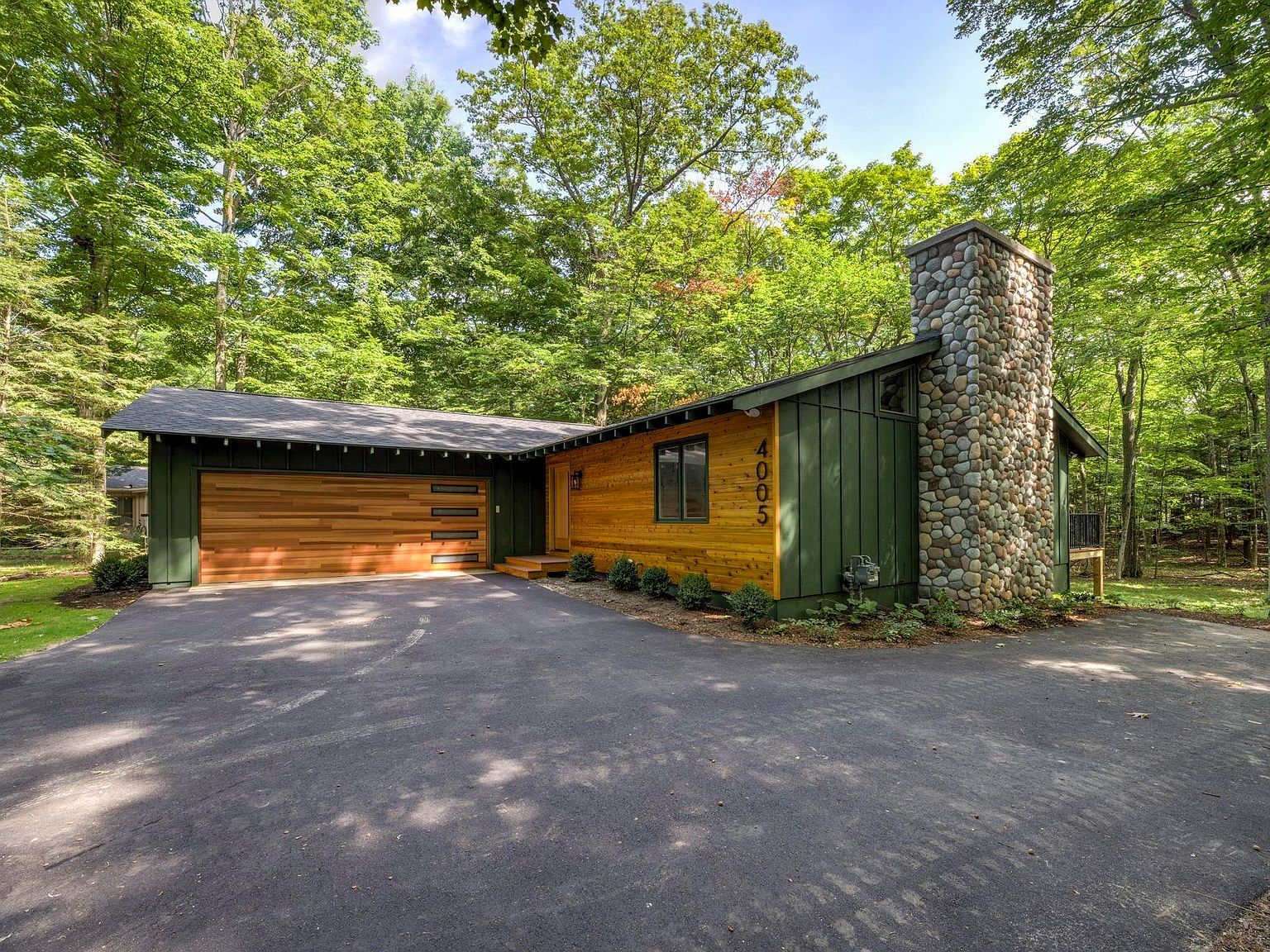 4005 E Oxford Dr Leland, MI 49654 - Thumbnail 2