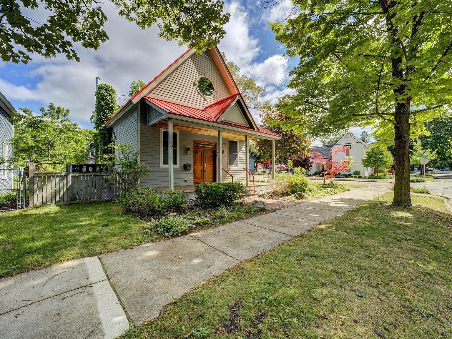 402 W 10th St Traverse City, MI 49684, 49684