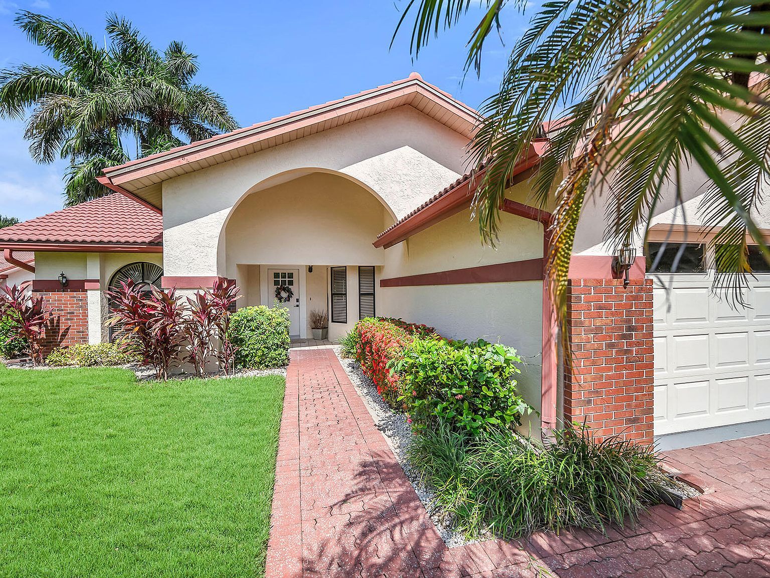 581 Country Walk Ct Naples, FL 34104 - Thumbnail 2