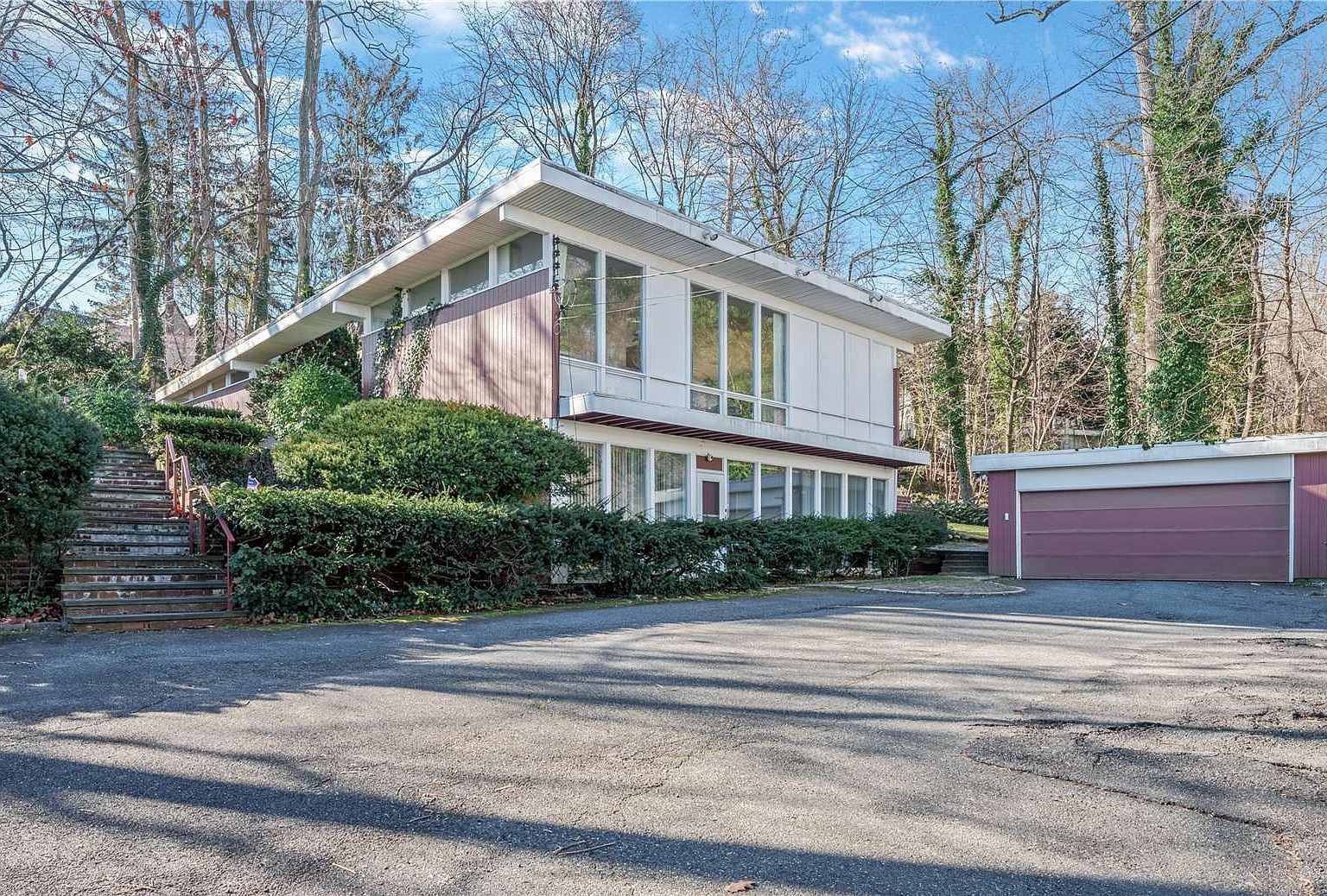 211 E Shore Rd Great Neck, NY 11023 - Thumbnail 2