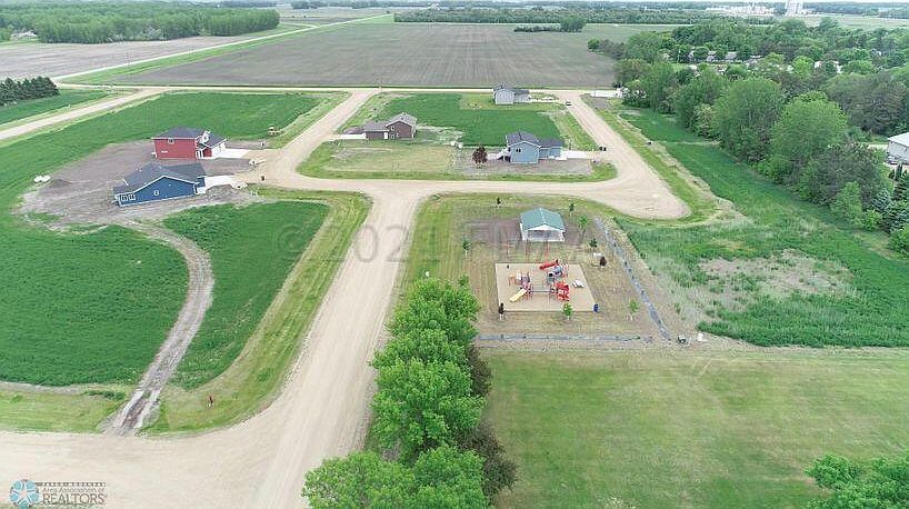 104 Pine Dr Hankinson, ND 58041 - Thumbnail 2