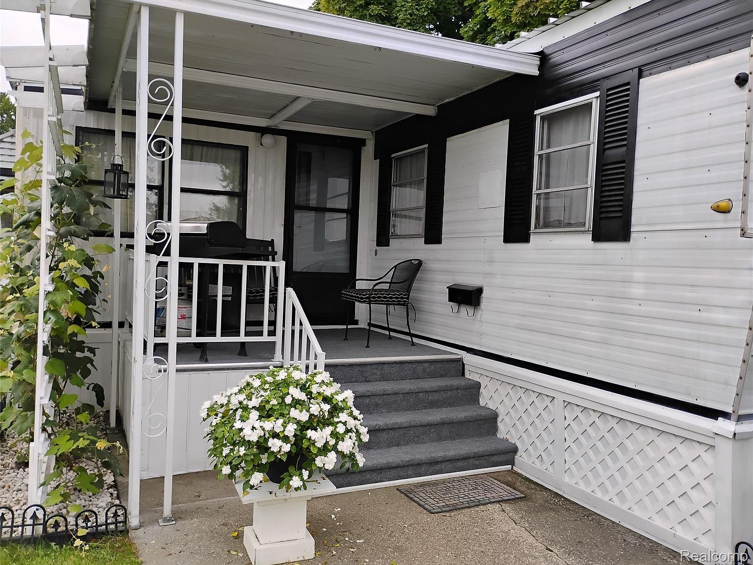 2099 Mary Ann Dr Troy, MI 48083  | New build