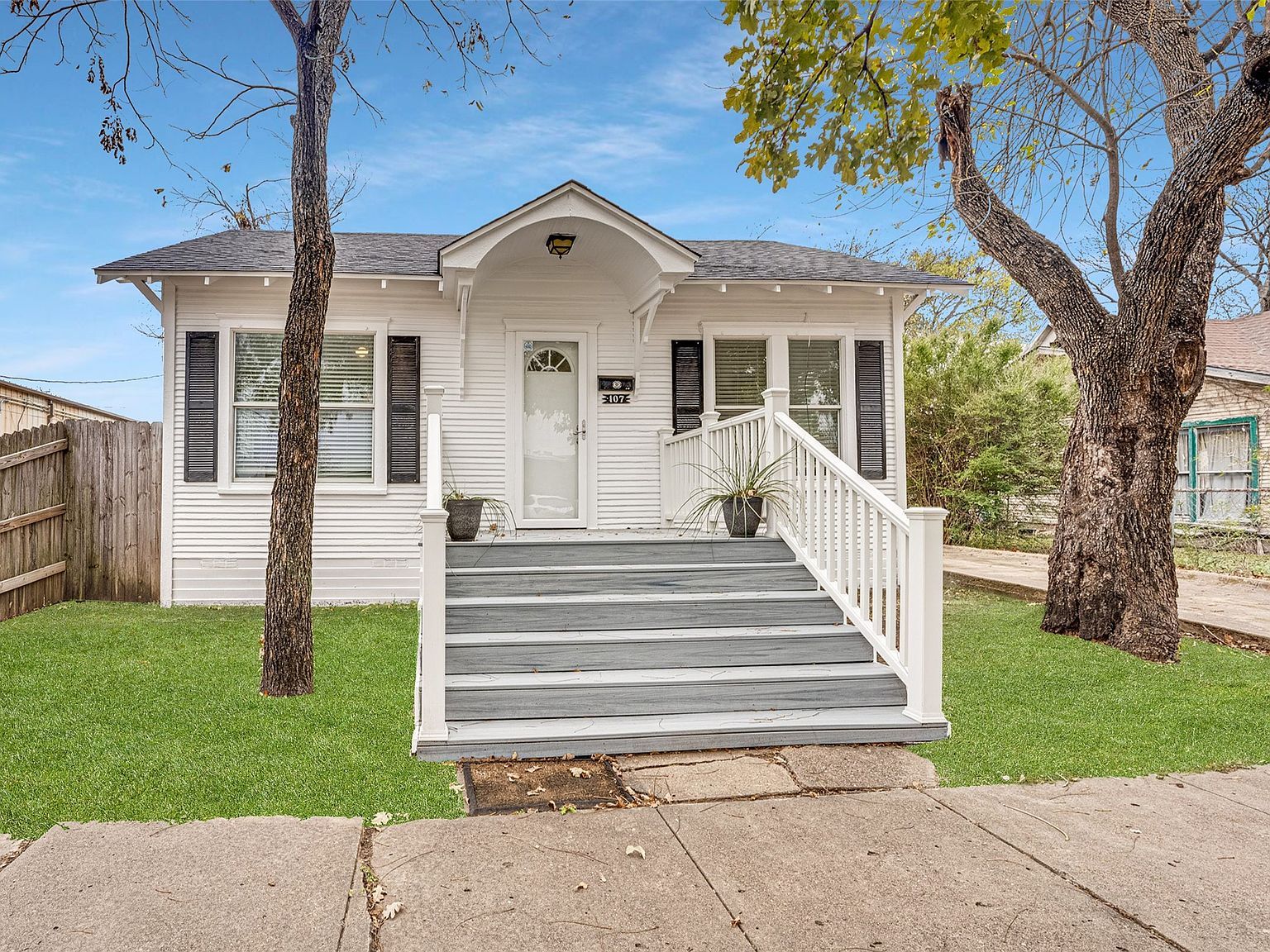 107 N Shawnee St Ennis, TX 75119 - Thumbnail 2