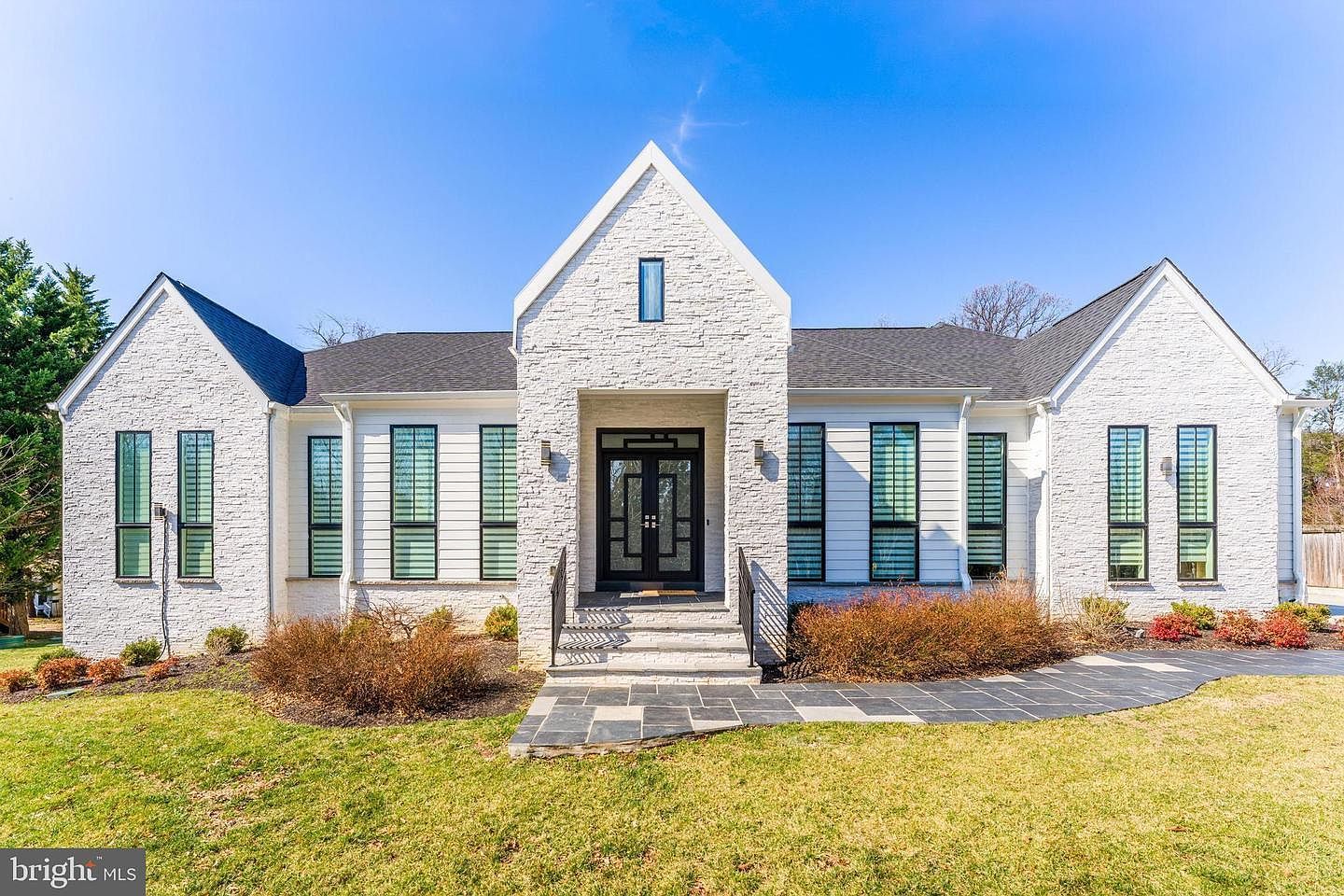 908 Walker Rd Great Falls, VA 22066 - Thumbnail 2