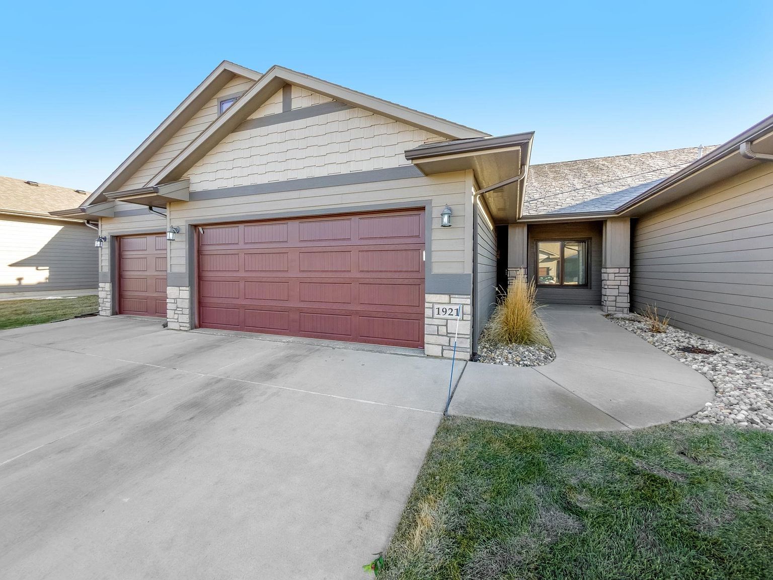 1921 S Sonoma Pl Sioux Falls, SD 57106 - Thumbnail 2