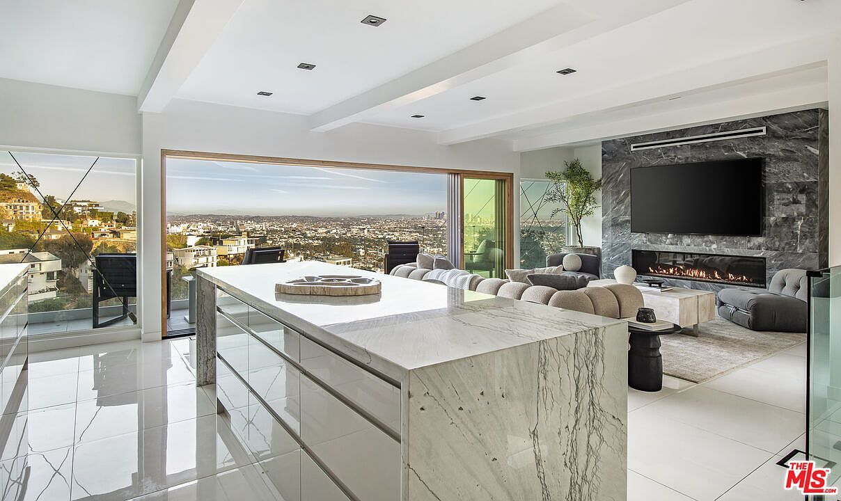 8638 Hollywood Blvd Los Angeles, CA 90069 - Thumbnail 2