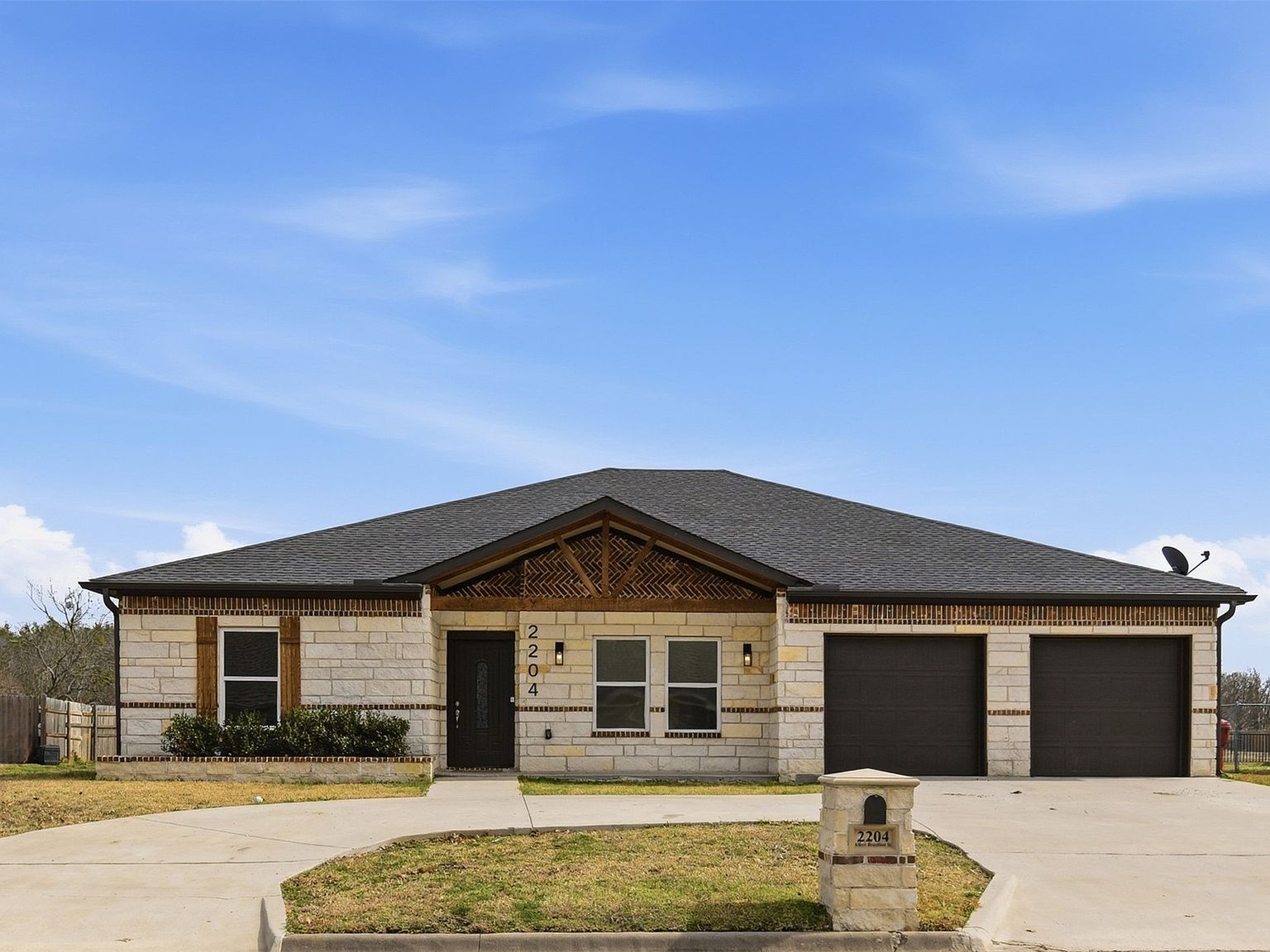 2204 Albert Broadfoot St Bonham, TX 75418 - Thumbnail 2