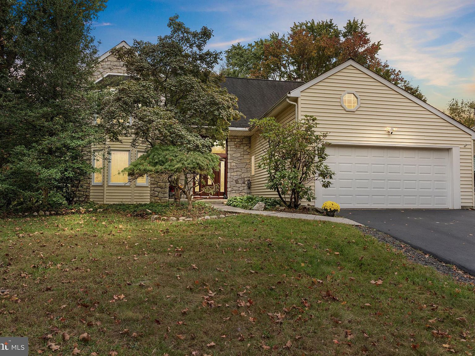 905 Pebble Ln Southampton, PA 18966 - Thumbnail 2