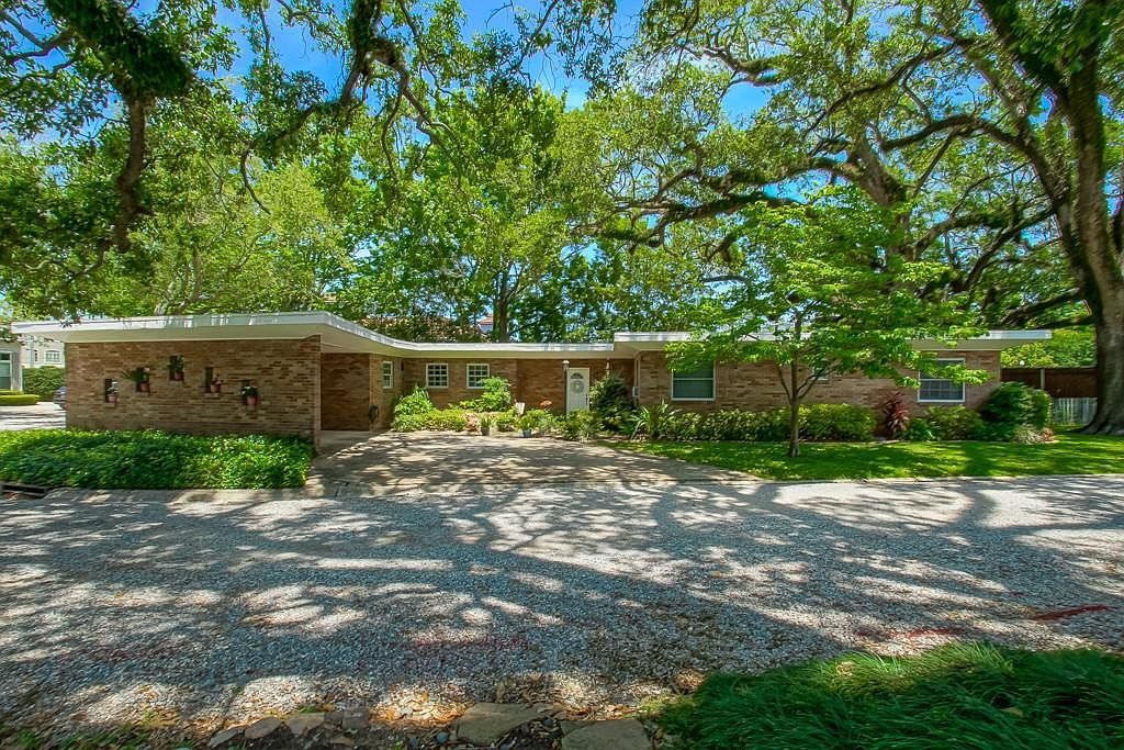 2 Shadow Ln Metairie, LA 70005, 70005