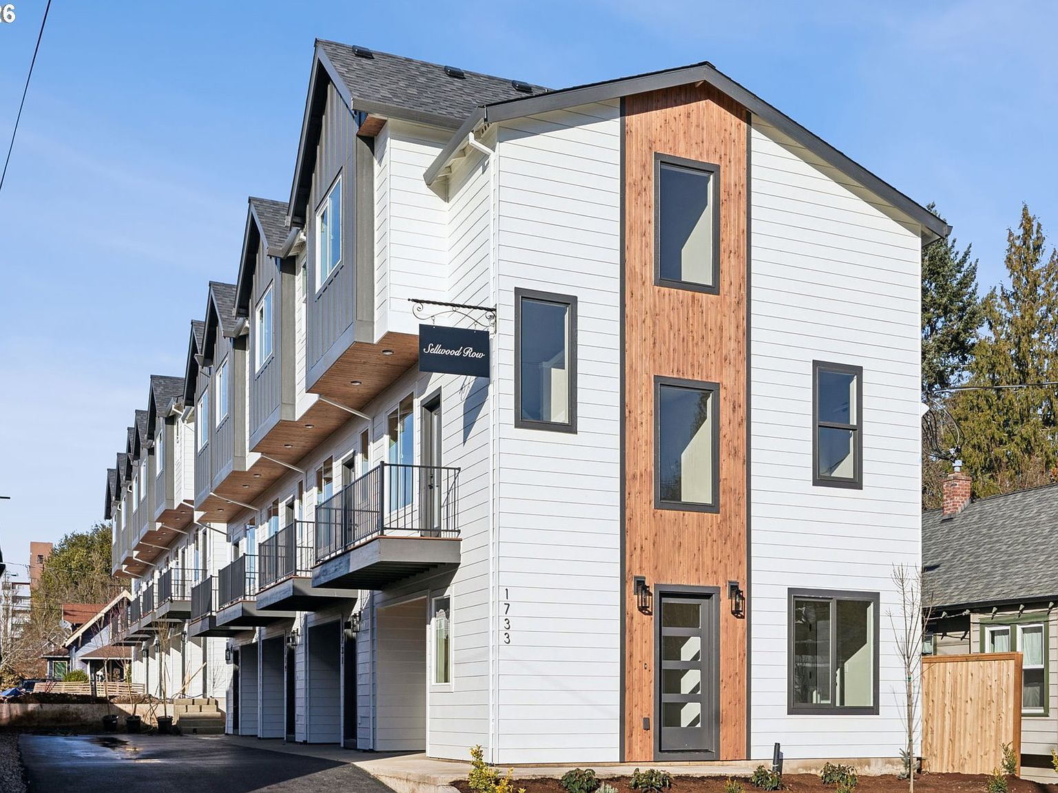 1729 SE Clatsop St Portland, OR 97202 - Thumbnail 2