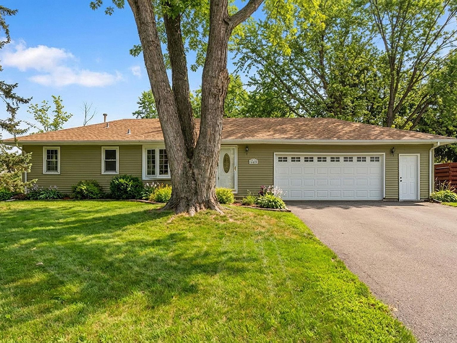 10409 Zion St NW Coon Rapids, MN 55433 - Thumbnail 2