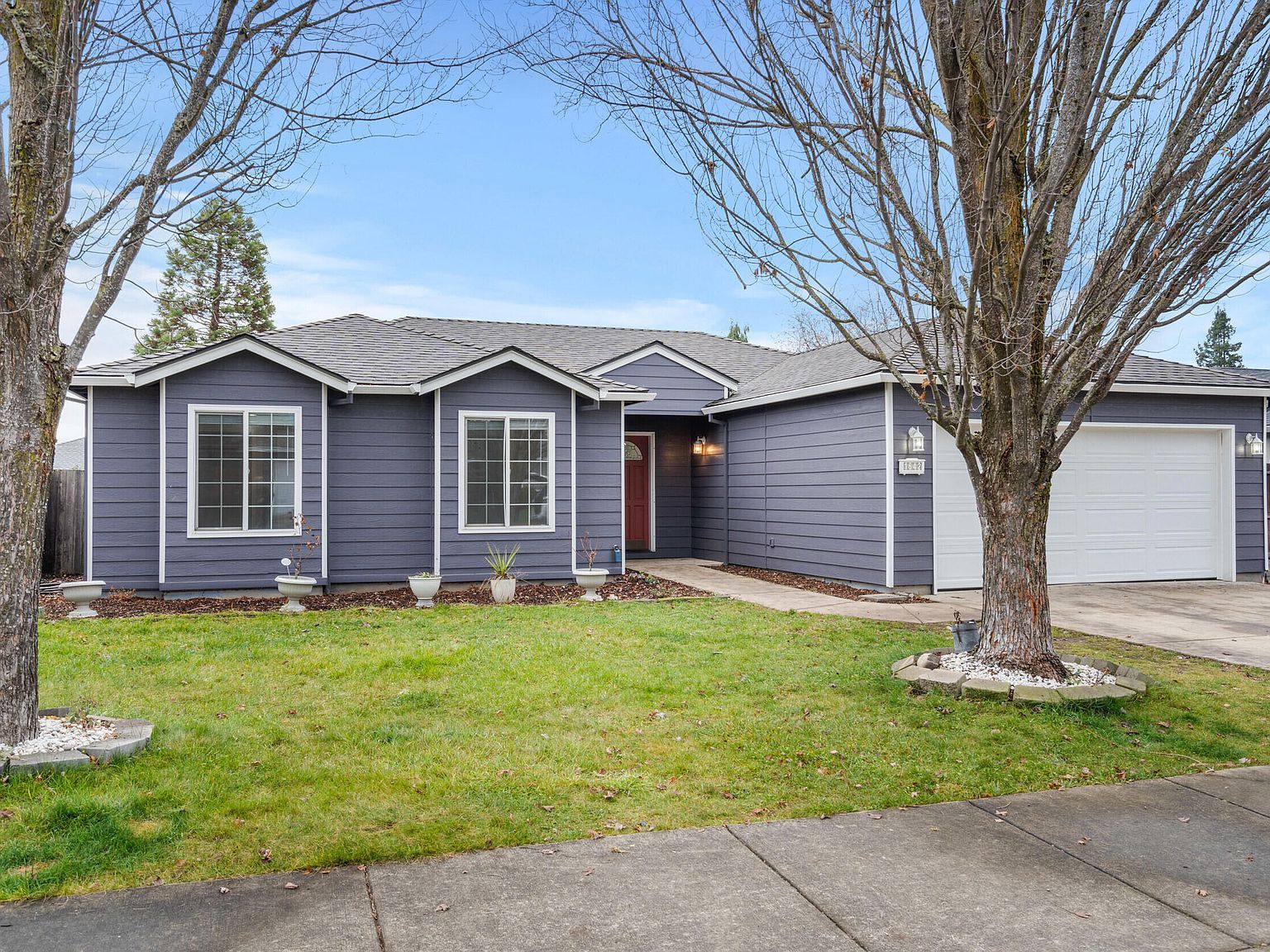 1642 Hollyhock Dr Medford, OR 97504 - Thumbnail 2