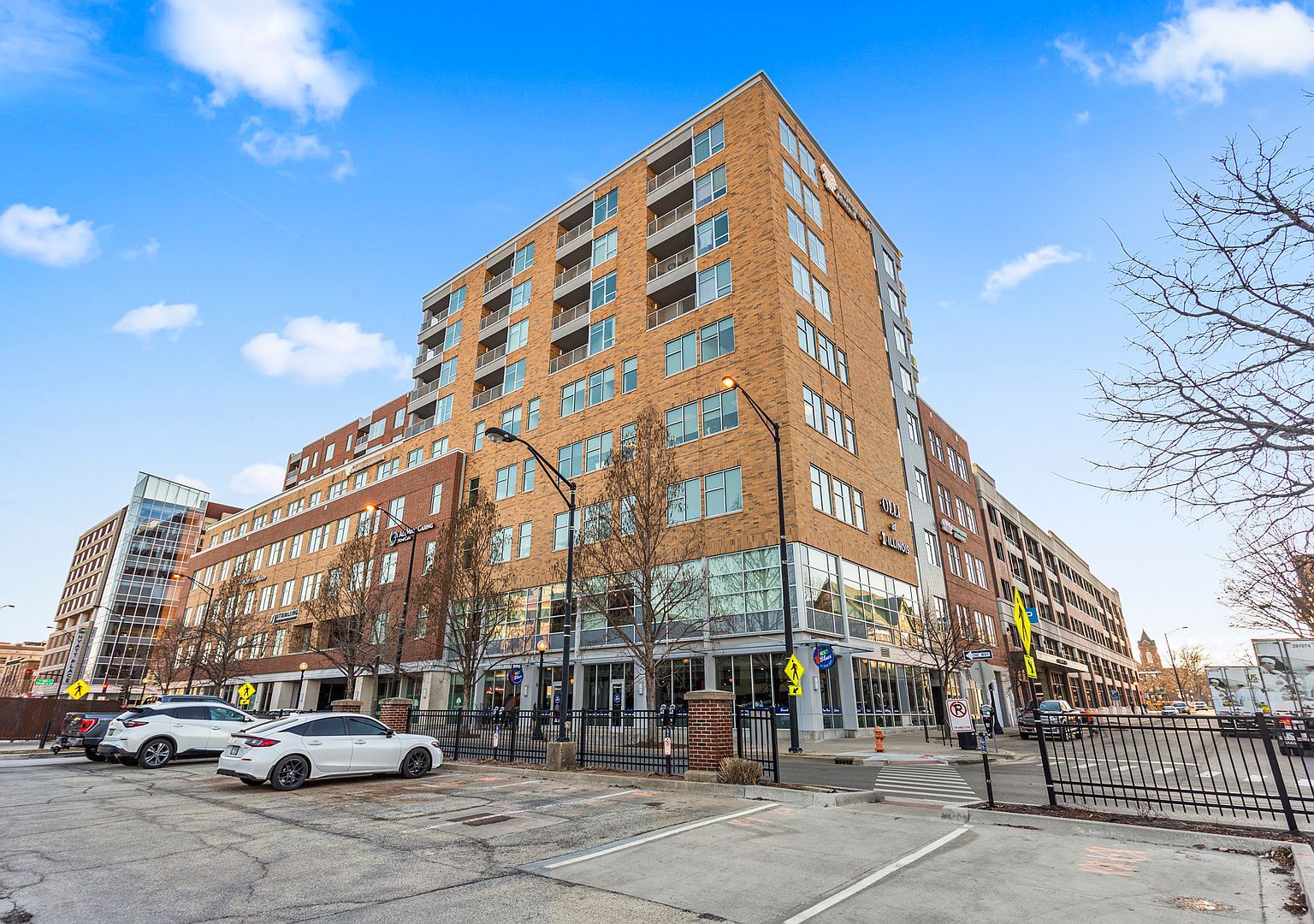 301 N Neil St APT 904 Champaign, IL 61820 - Thumbnail 2