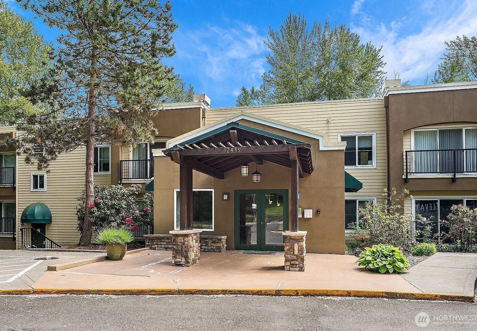 12439 NE Totem Lake Way APT 106 Kirkland, WA 98034 - Thumbnail 2